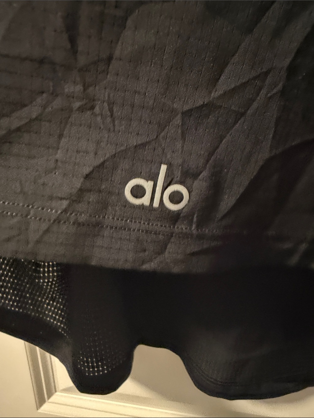 ALO Yoga Black Scoop Crop Tank - Picture 3 of 4